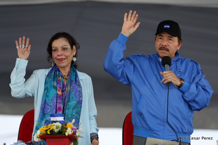Daniel y Rosario presiden desfile en saludo a las fiestas patrias (FOTOS, VIDEOS)