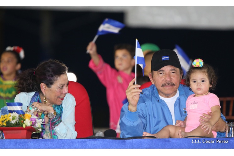 Daniel y Rosario presiden desfile en saludo a las fiestas patrias (FOTOS, VIDEOS)