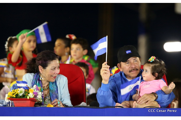 Daniel y Rosario presiden desfile en saludo a las fiestas patrias (FOTOS, VIDEOS)