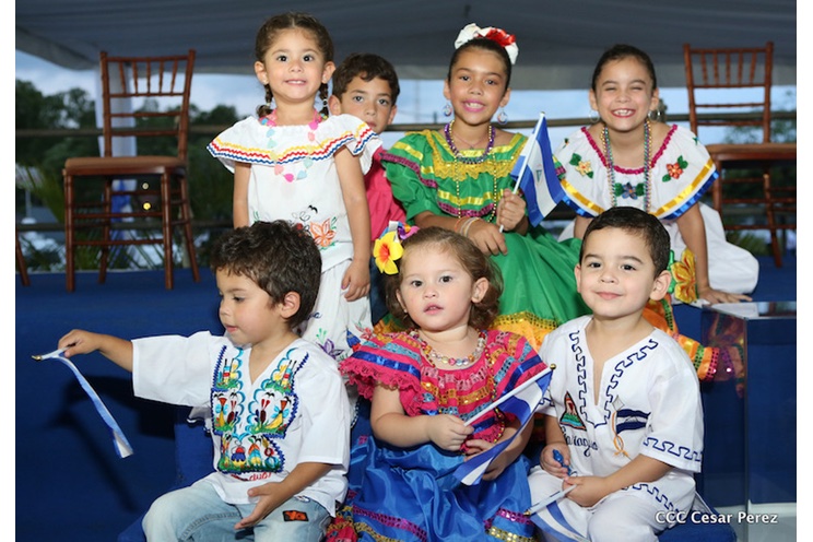 Daniel y Rosario presiden desfile en saludo a las fiestas patrias (FOTOS, VIDEOS)