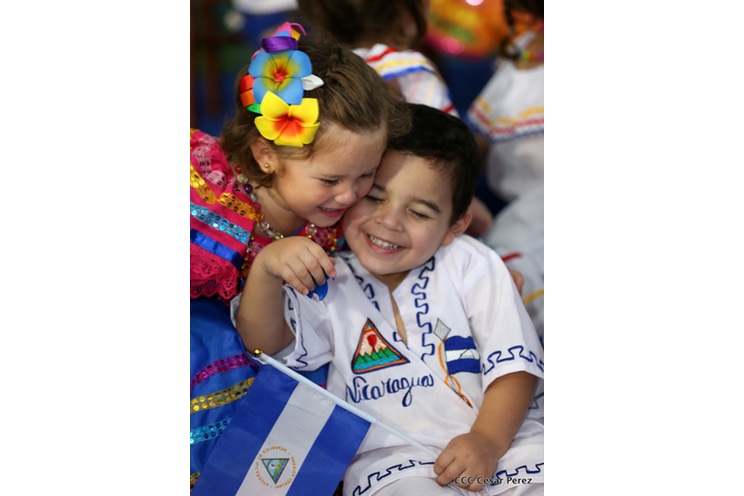 Daniel y Rosario presiden desfile en saludo a las fiestas patrias (FOTOS, VIDEOS)