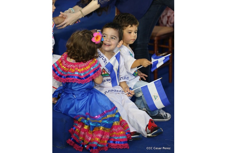 Daniel y Rosario presiden desfile en saludo a las fiestas patrias (FOTOS, VIDEOS)