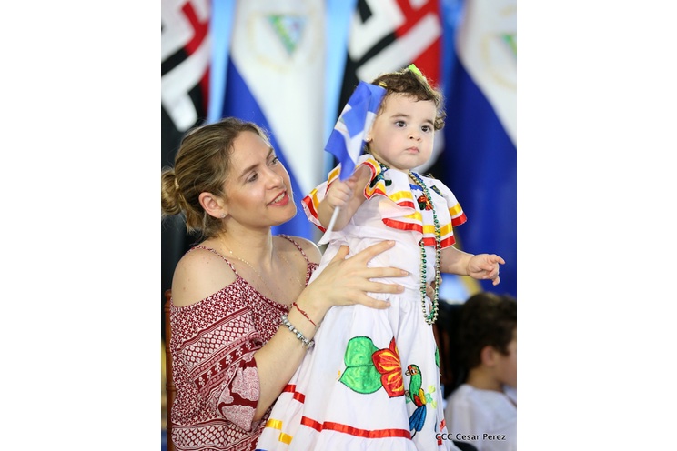 Daniel y Rosario presiden desfile en saludo a las fiestas patrias (FOTOS, VIDEOS)