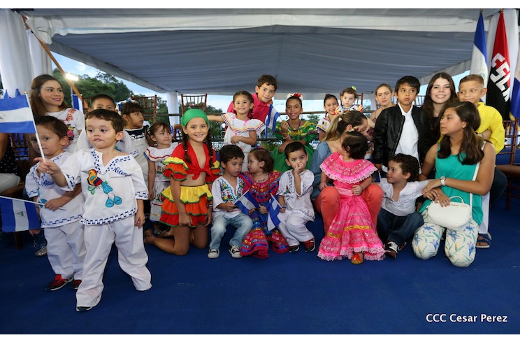 Daniel y Rosario presiden desfile en saludo a las fiestas patrias (FOTOS, VIDEOS)