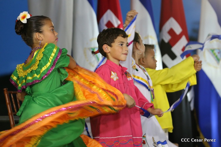 Daniel y Rosario presiden desfile en saludo a las fiestas patrias (FOTOS, VIDEOS)