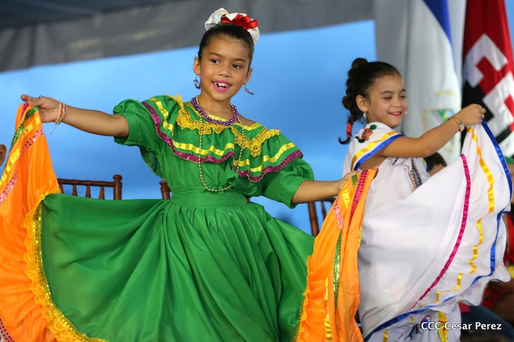 Daniel y Rosario presiden desfile en saludo a las fiestas patrias (FOTOS, VIDEOS)