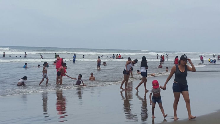 Familias buscan playas para disfrutar feriado patrio