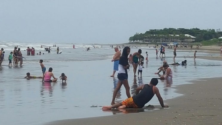 Familias buscan playas para disfrutar feriado patrio