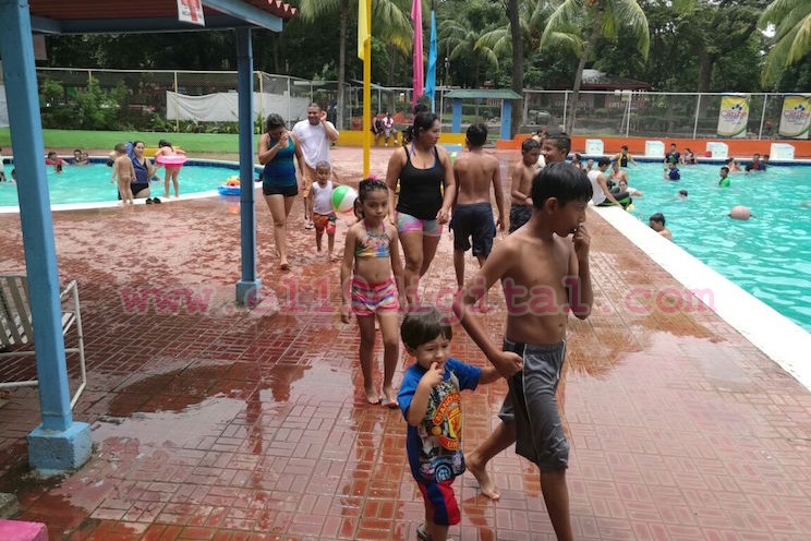 Turistas visitan centros recreativos Xilónem y Xiloá