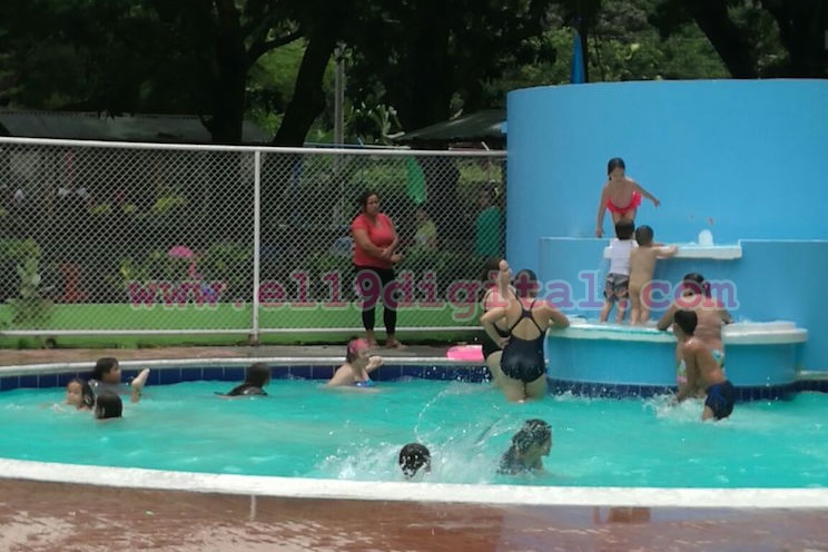 Turistas visitan centros recreativos Xilónem y Xiloá
