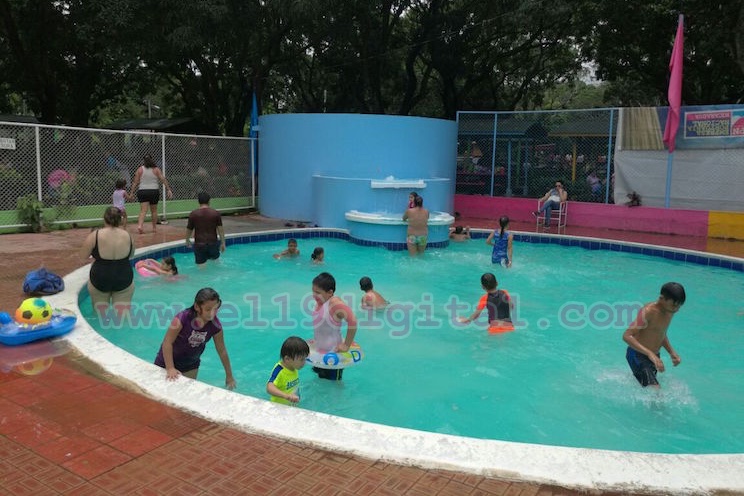 Turistas visitan centros recreativos Xilónem y Xiloá