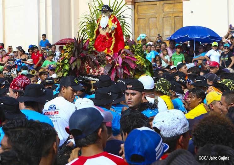 San Jerónimo es bajado de su trono para ser cargado por su pueblo