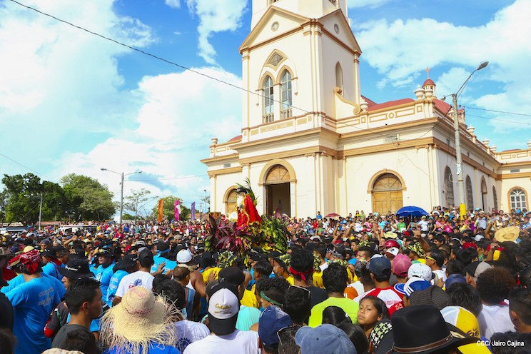 San Jerónimo es bajado de su trono para ser cargado por su pueblo