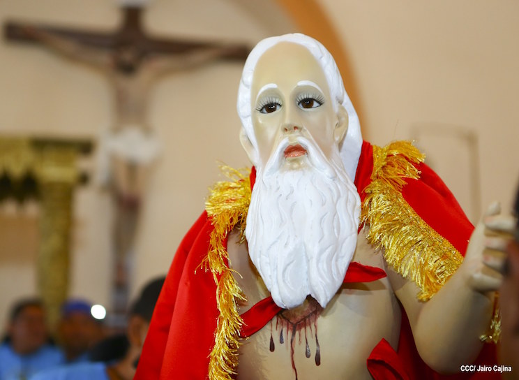 San Jerónimo es bajado de su trono para ser cargado por su pueblo
