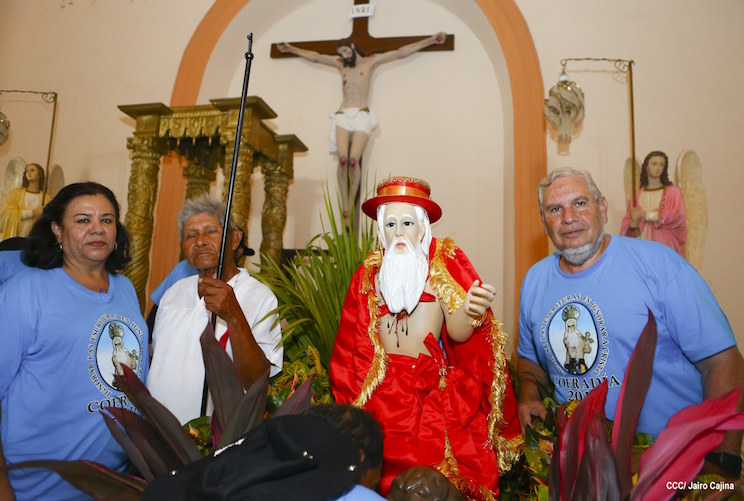 San Jerónimo es bajado de su trono para ser cargado por su pueblo