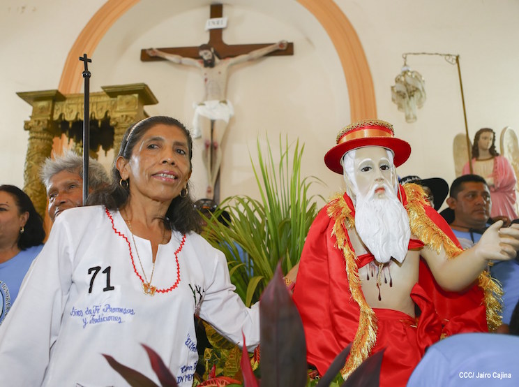 San Jerónimo es bajado de su trono para ser cargado por su pueblo