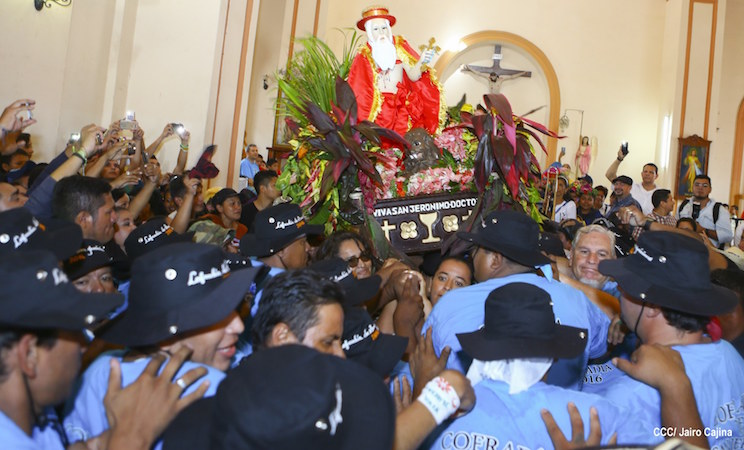 San Jerónimo es bajado de su trono para ser cargado por su pueblo