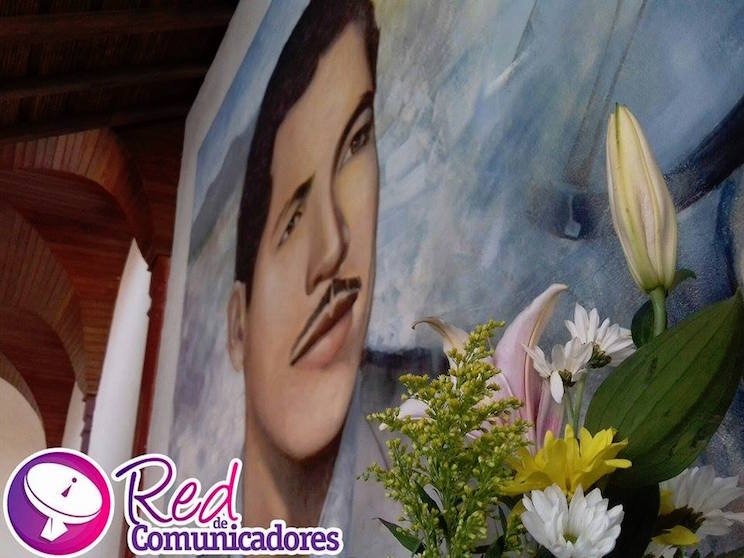 Leoneses depositan una Flor para Rigoberto