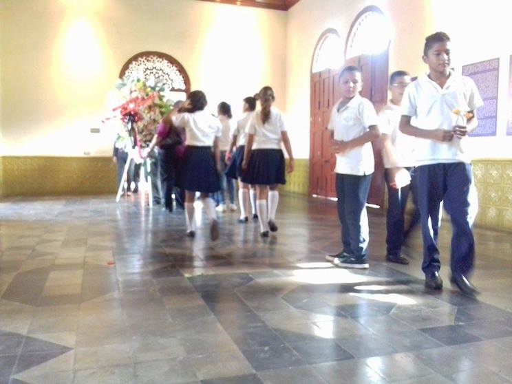 Leoneses depositan una Flor para Rigoberto
