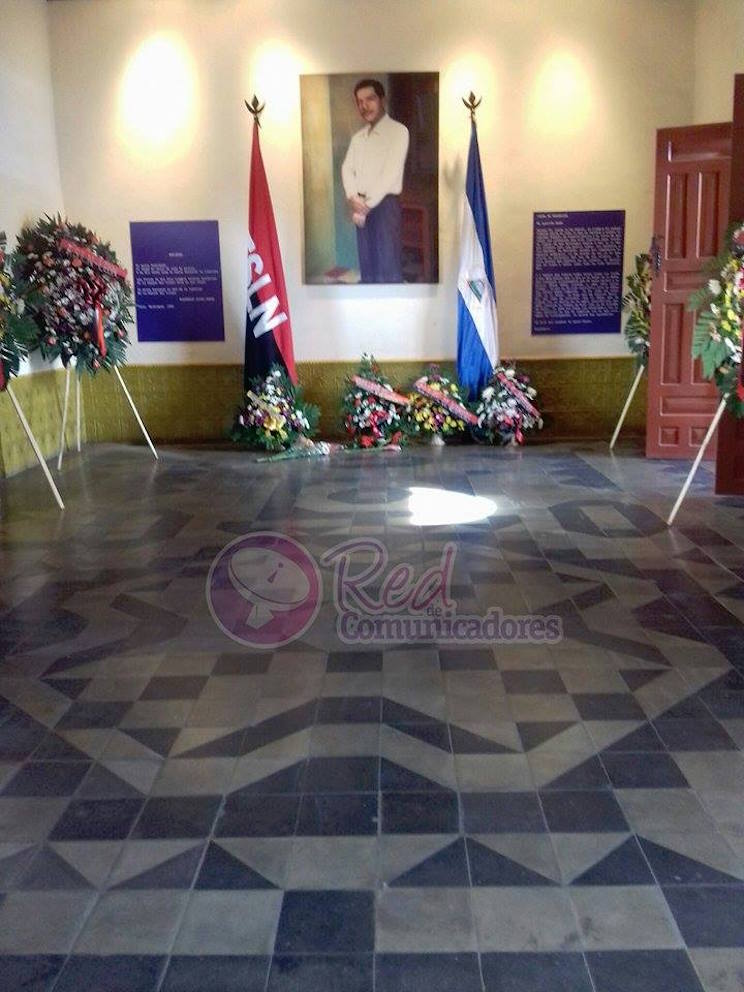 Leoneses depositan una Flor para Rigoberto