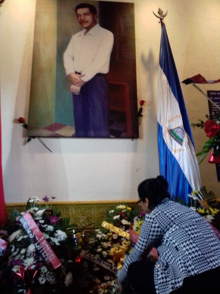 Leoneses depositan una Flor para Rigoberto