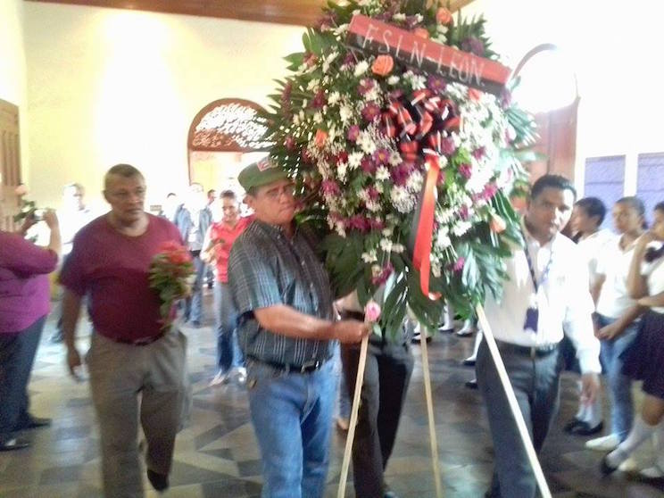 Leoneses depositan una Flor para Rigoberto