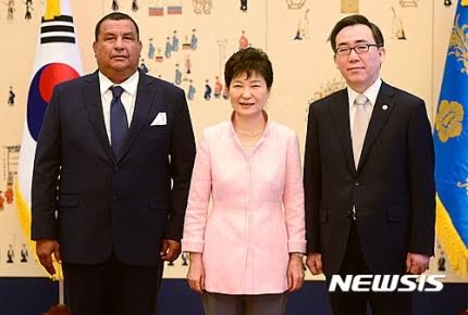 Embajador de Nicaragua presenta cartas credenciales ante Presidenta de la República de Corea