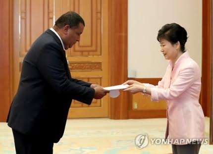 Embajador de Nicaragua presenta cartas credenciales ante Presidenta de la República de Corea