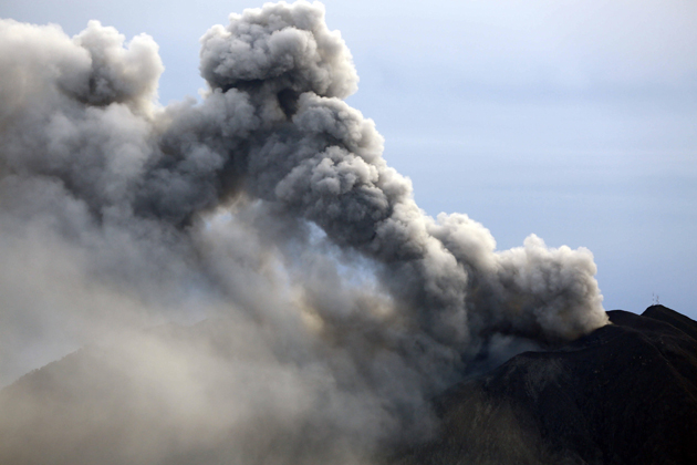 Volcán Turrialba mantiene expulsión intermitente de cenizas en Costa Rica