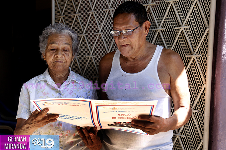 Familia Arriaza llena de felicidad recibe título de propiedad