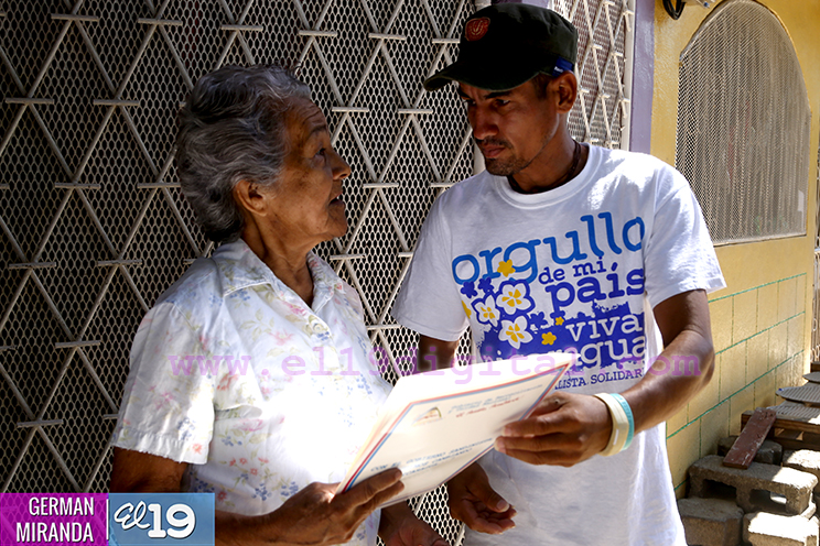 Familia Arriaza llena de felicidad recibe título de propiedad