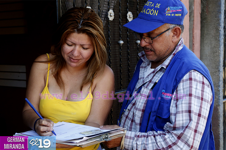 Familia Arriaza llena de felicidad recibe título de propiedad