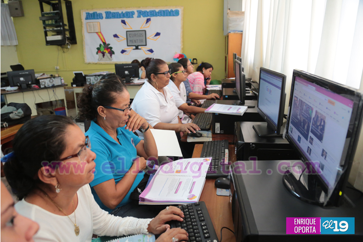 Maestros de primaria aprenden a usar nuevas tecnologías para la enseñanza de matemáticas y lengua y literatura