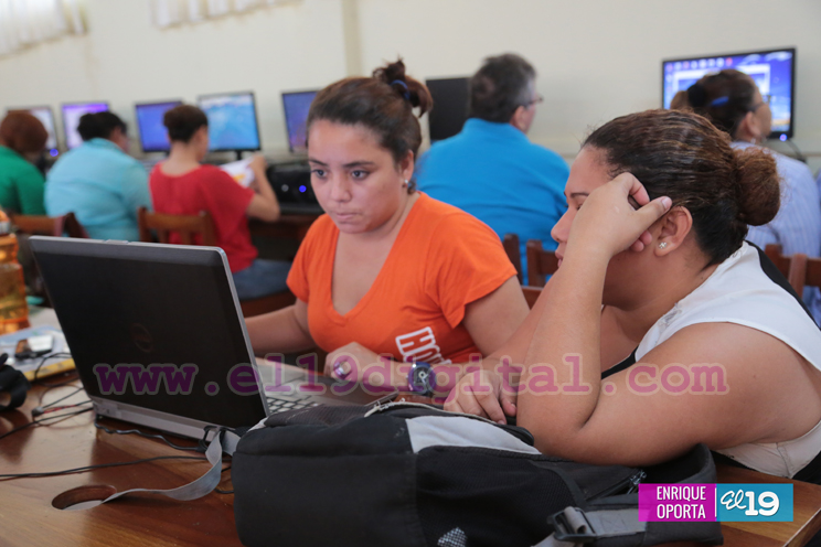 Maestros de primaria aprenden a usar nuevas tecnologías para la enseñanza de matemáticas y lengua y literatura