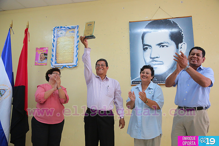 Entregan reconocimiento a estudiantes que participaron en Desfile Escolar y Mega Güegüense 