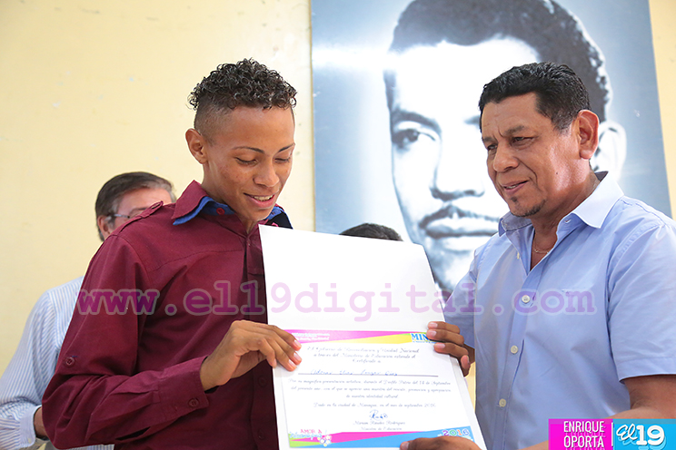 Entregan reconocimiento a estudiantes que participaron en Desfile Escolar y Mega Güegüense 