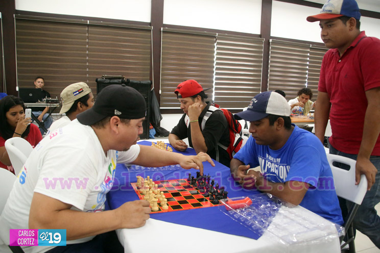 Jóvenes de Managua participan en rondas de tablero y dominó