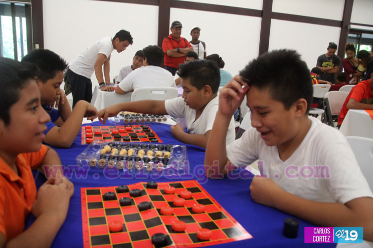 Jóvenes de Managua participan en rondas de tablero y dominó