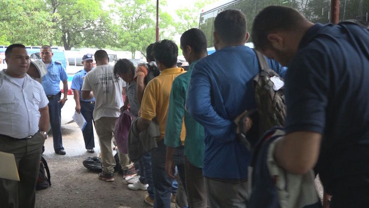 Reciben a 32 nicaragüenses deportados desde México
