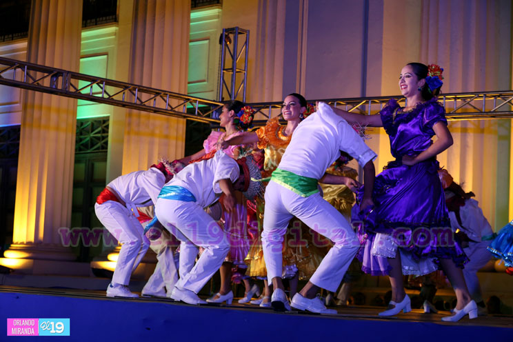 Noche de danza folklórica en la Plaza 22 de agosto