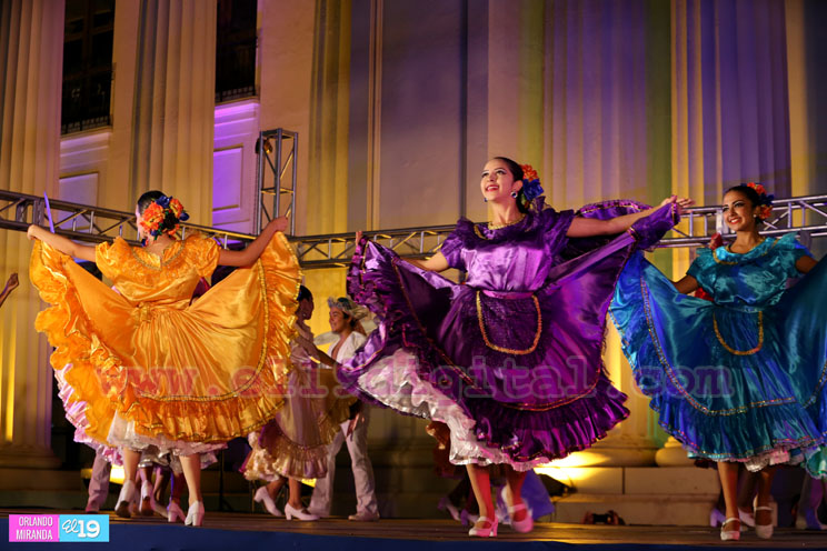 Noche de danza folklórica en la Plaza 22 de agosto