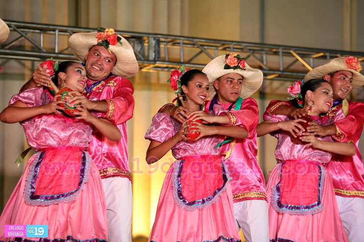 Noche de danza folklórica en la Plaza 22 de agosto