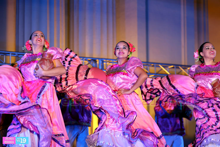 Noche de danza folklórica en la Plaza 22 de agosto