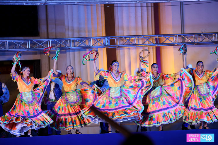 Noche de danza folklórica en la Plaza 22 de agosto