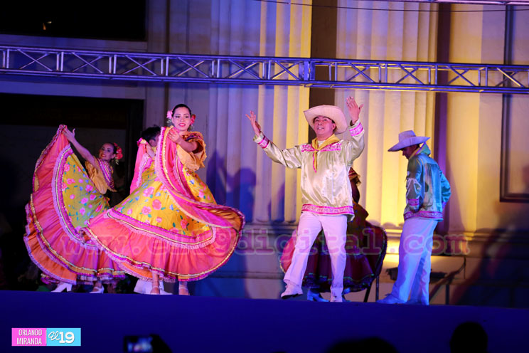 Noche de danza folklórica en la Plaza 22 de agosto
