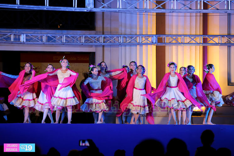 Noche de danza folklórica en la Plaza 22 de agosto