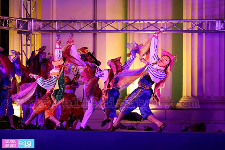 Noche de danza folklórica en la Plaza 22 de agosto
