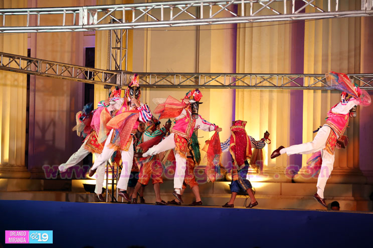 Noche de danza folklórica en la Plaza 22 de agosto