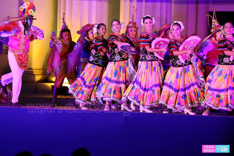Noche de danza folklórica en la Plaza 22 de agosto