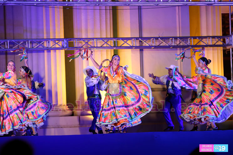 Noche de danza folklórica en la Plaza 22 de agosto